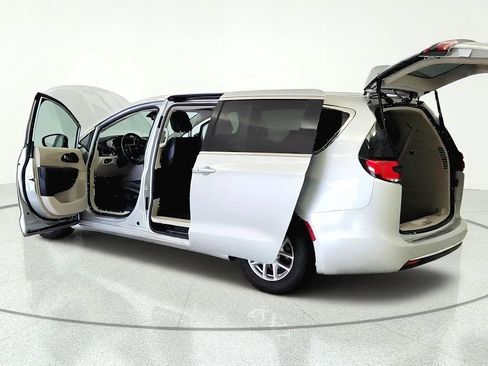 Used 2024 Chrysler Pacifica Touring-L FWD image 10