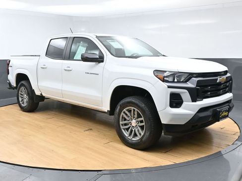 Used 2024 Chevrolet Colorado LT w/ LT Convenience Package AWD/4WD image 4