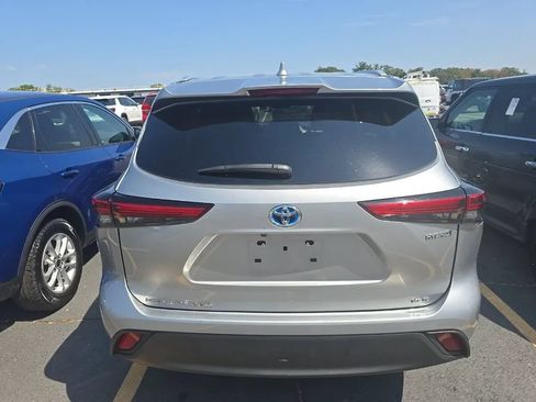 Used 2023 Toyota Highlander XLE FWD image 3