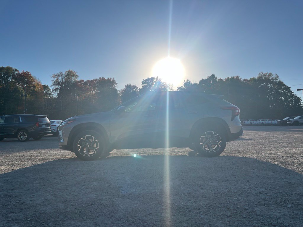 Used 2025 Chevrolet Trax LT w/ LT Convenience Package FWD image 16