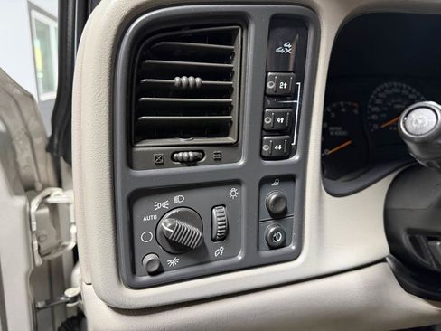 Used 2006 GMC Sierra 2500 SLT w/ Heavy-Duty Power Package AWD/4WD image 16