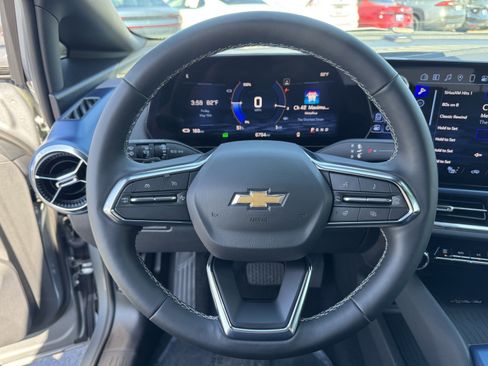 Used 2025 Chevrolet Equinox EV LT FWD image 20