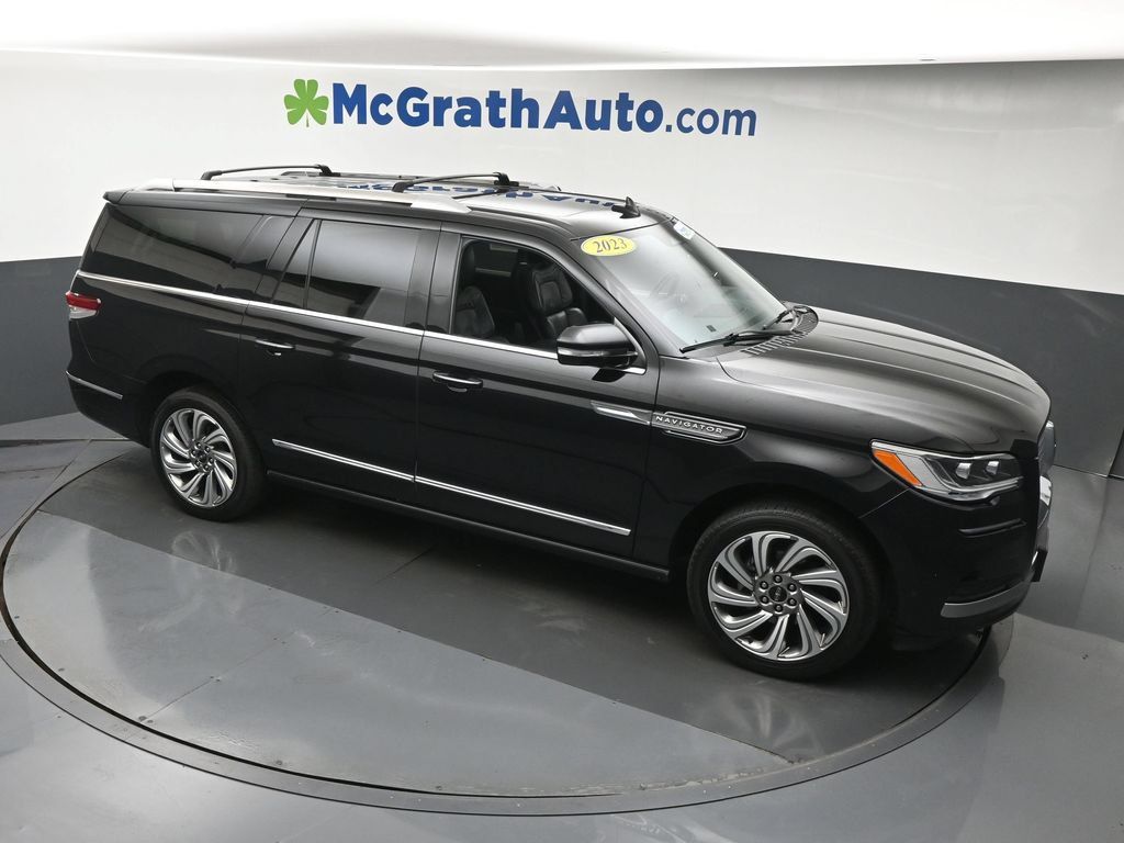 Used 2023 Lincoln Navigator L Reserve AWD/4WD image 3
