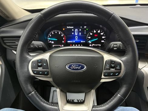 Used 2023 Ford Explorer XLT AWD/4WD image 30