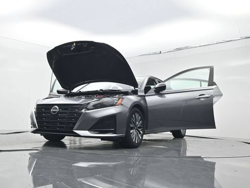Used 2024 Nissan Altima 2.5 SV FWD image 30