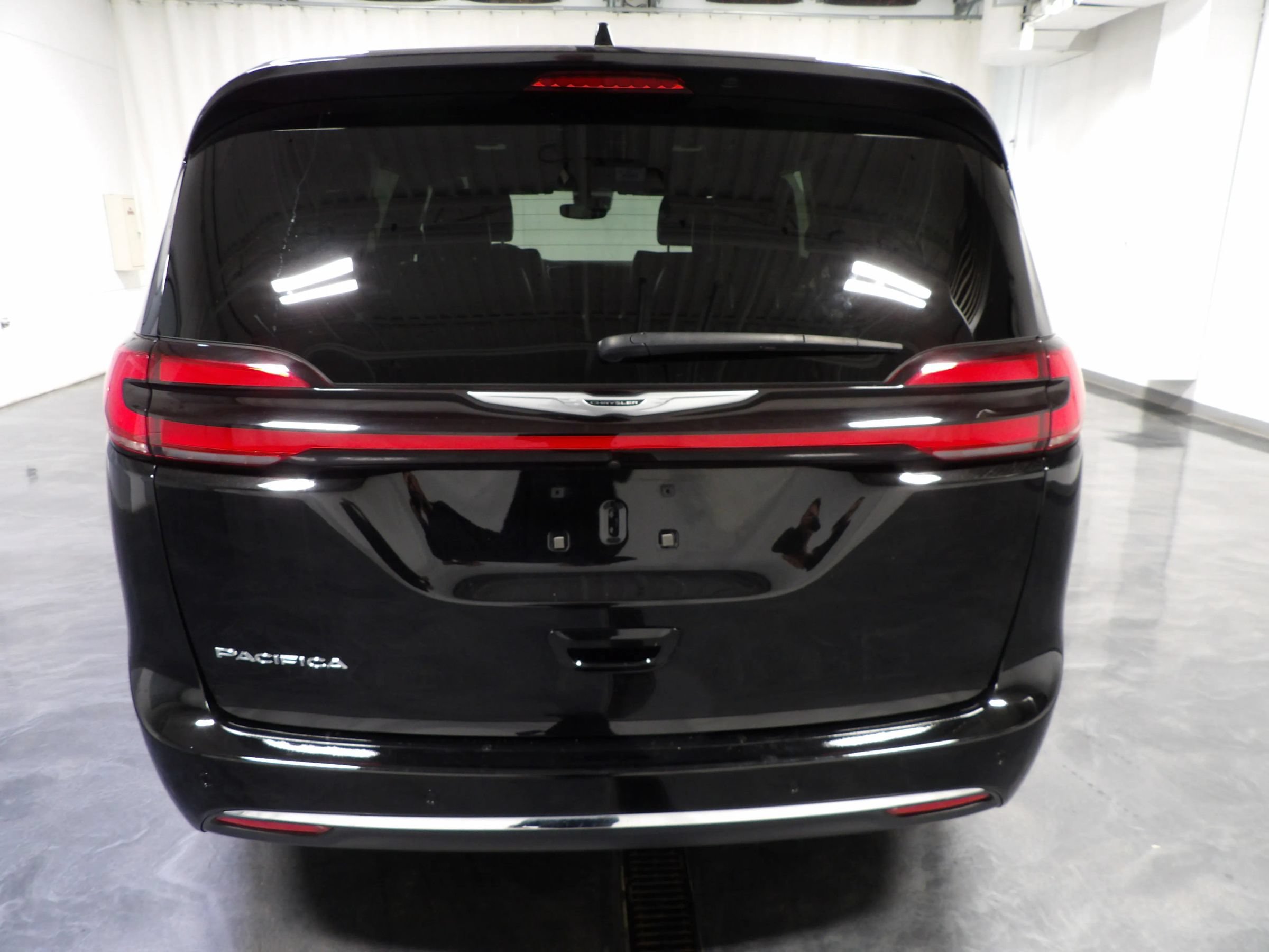 Used 2025 Chrysler Pacifica Select FWD image 6