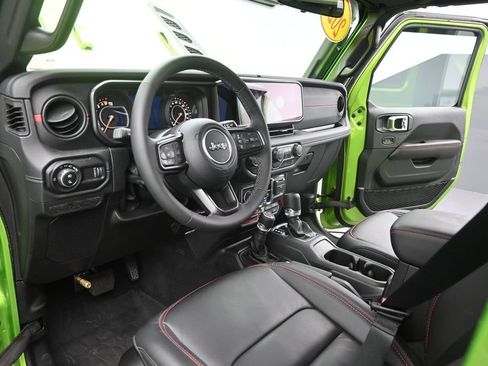 Used 2025 Jeep Gladiator Rubicon w/ Convenience Group AWD/4WD image 18