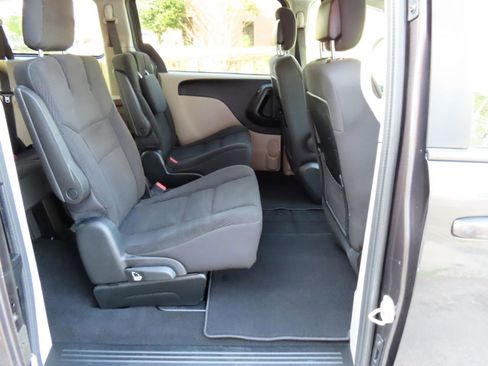 Used 2018 Dodge Grand Caravan SE image 21