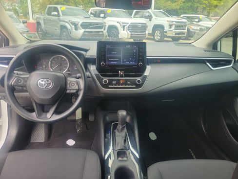 Used 2022 Toyota Corolla LE FWD image 17