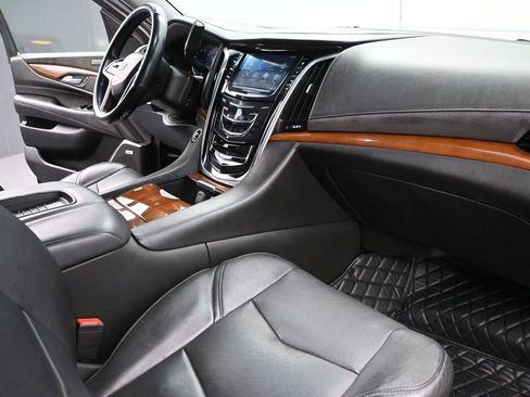 Used 2019 Cadillac Escalade ESV Luxury AWD/4WD image 15