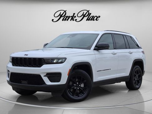 Used 2025 Jeep Grand Cherokee Altitude AWD/4WD image 1