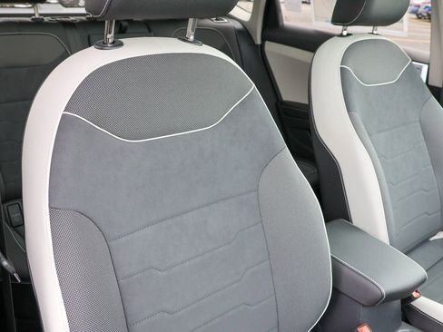 New 2025 Volkswagen Taos SE image 42