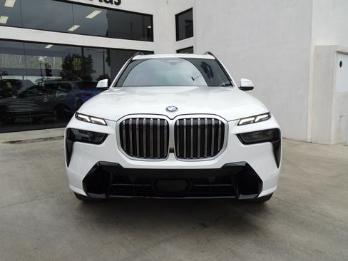 Used 2024 BMW X7 xDrive40i w/ M Sport Package AWD/4WD image 2