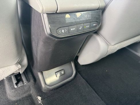 Used 2020 Toyota Highlander XLE image 10