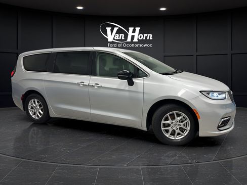 Used 2024 Chrysler Pacifica Touring-L FWD image 1