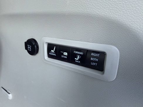 Used 2022 Chrysler Pacifica Limited FWD image 8