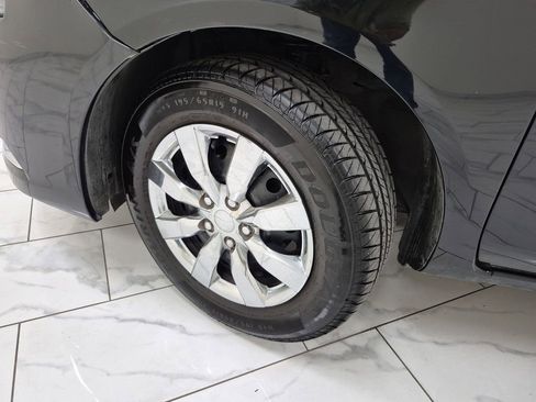 Used 2017 Nissan Versa SV image 34