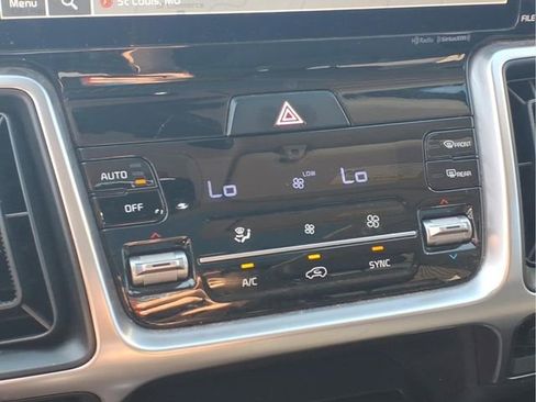 Used 2023 Kia Sorento EX w/ Panoramic Sunroof Package FWD image 12