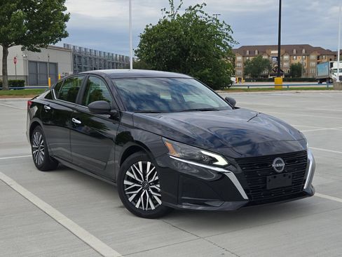 Used 2025 Nissan Altima 2.5 SV image 1