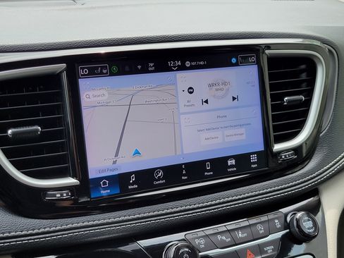 Used 2024 Chrysler Pacifica Touring-L w/ Uconnect Theater Family Group FWD image 13