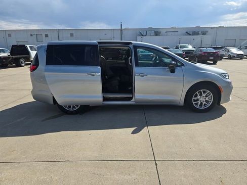 Used 2024 Chrysler Pacifica Touring-L FWD image 20