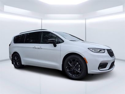 New 2026 Chrysler Pacifica Select w/ S Appearance Package