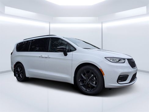 New 2026 Chrysler Pacifica Select w/ S Appearance Package image 1