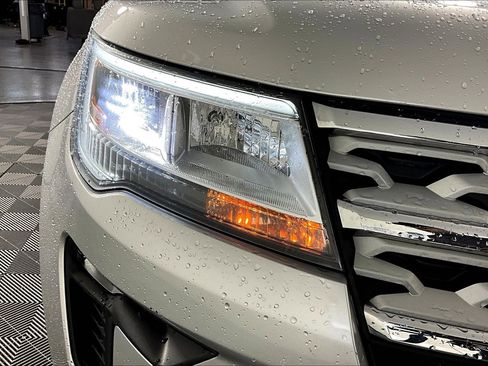Used 2019 Ford Explorer XLT w/ Equipment Group 202A AWD/4WD image 29