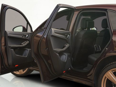 Used 2023 Porsche Macan GTS w/ Sport Chrono Package image 36