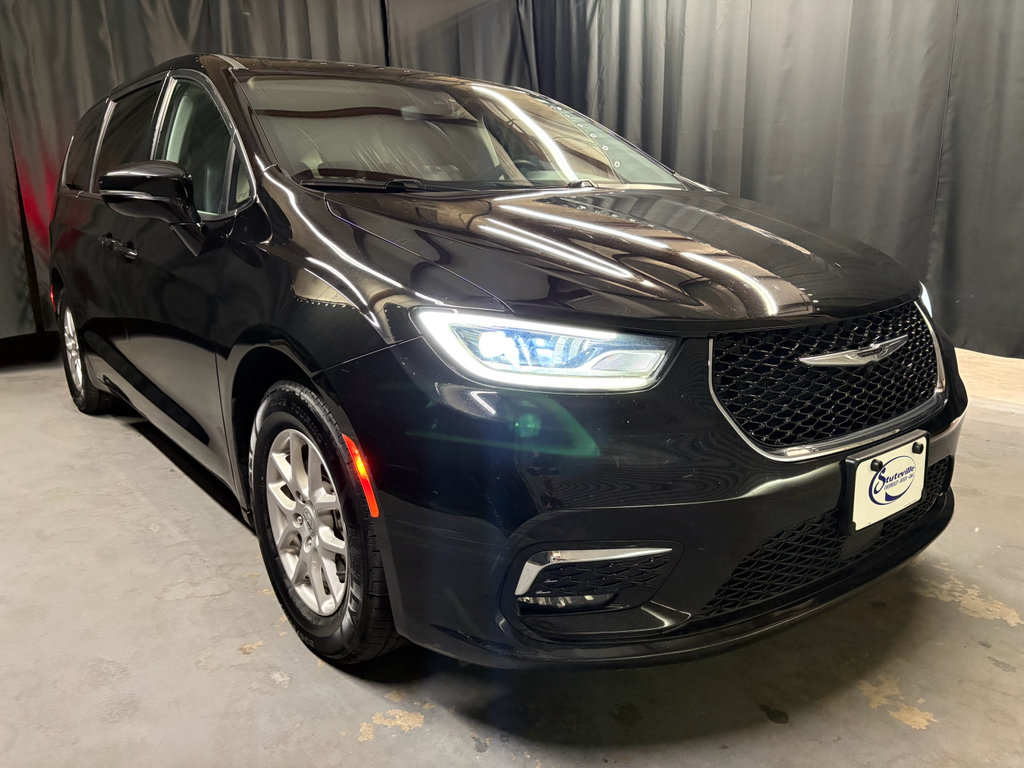 Used 2024 Chrysler Pacifica Touring-L FWD image 3