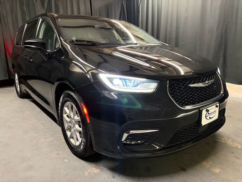 Used 2024 Chrysler Pacifica Touring-L FWD image 3