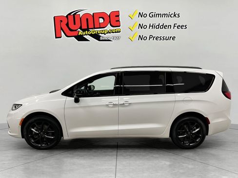 New 2026 Chrysler Pacifica Limited w/ S Appearance Package image 4