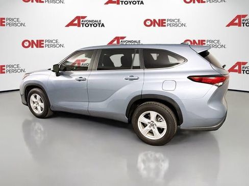 Used 2023 Toyota Highlander LE FWD image 5