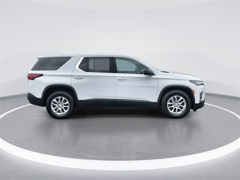 Used 2022 Chevrolet Traverse LS image 9