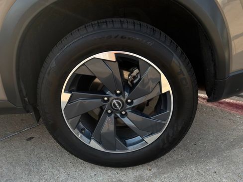 Used 2025 Nissan Rogue SV FWD image 9