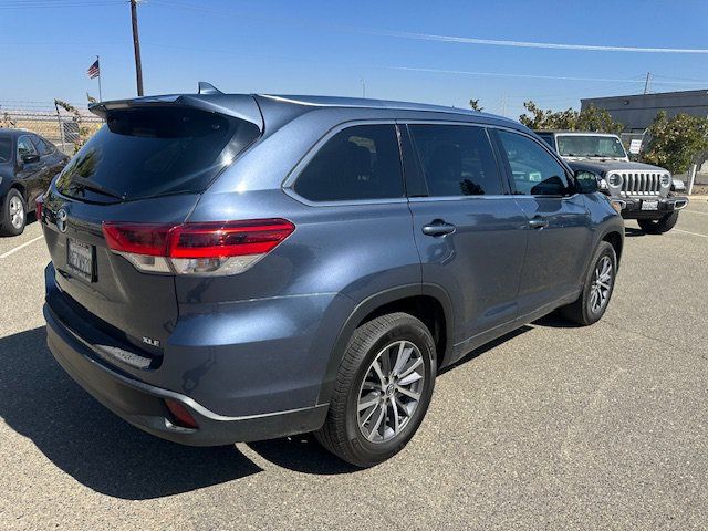 Used 2018 Toyota Highlander XLE w/ Carpet Mat Package (TMS) FWD image 10