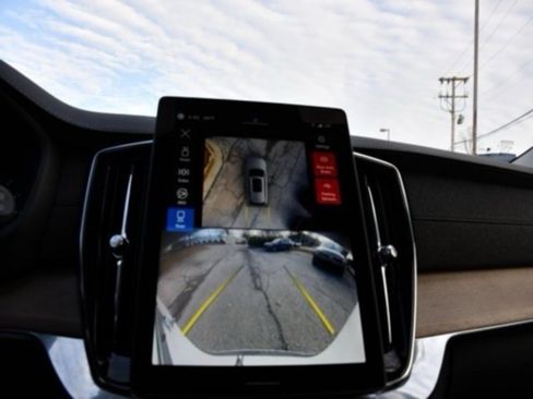 Certified 2025 Volvo XC90 B6 Plus image 13