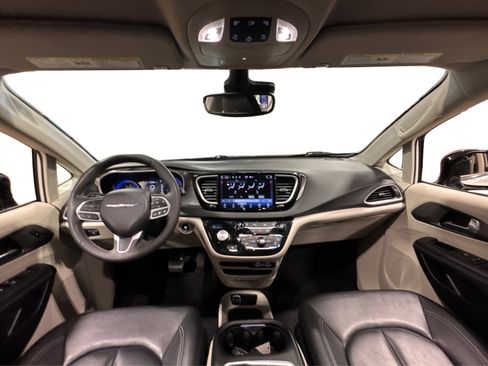 Used 2024 Chrysler Pacifica Touring-L image 43