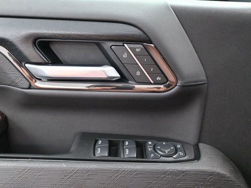 Used 2025 GMC Sierra 2500 AT4X image 11