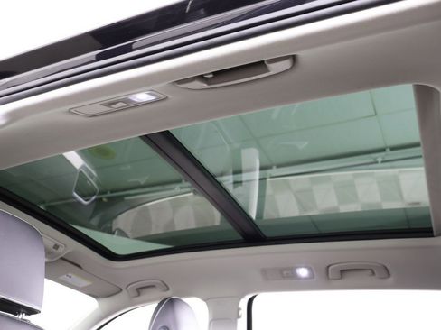 Used 2021 Volkswagen Tiguan SE w/ Panoramic Sunroof Package image 21