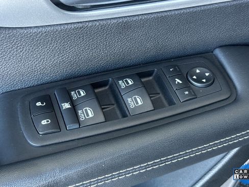 Used 2025 Chrysler Pacifica Limited image 17