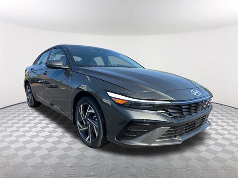 Certified 2025 Hyundai Elantra Limited image 3