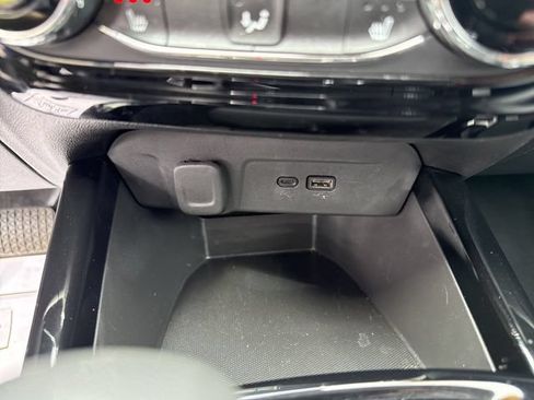 Used 2025 Chevrolet Trax LT w/ LT Convenience Package FWD image 27
