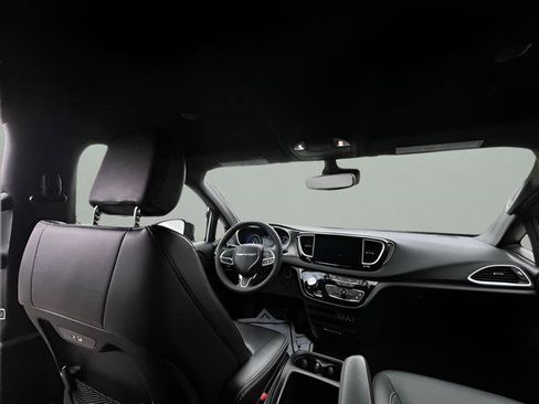 Used 2025 Chrysler Pacifica Select image 33