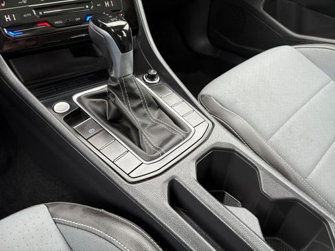 Used 2025 Volkswagen Jetta SE image 41