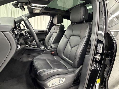 Certified 2025 Porsche Macan image 32
