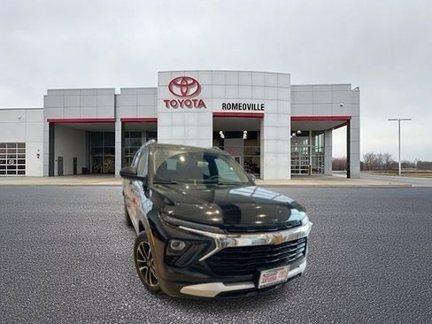 Used 2025 Chevrolet TrailBlazer LT FWD image 1