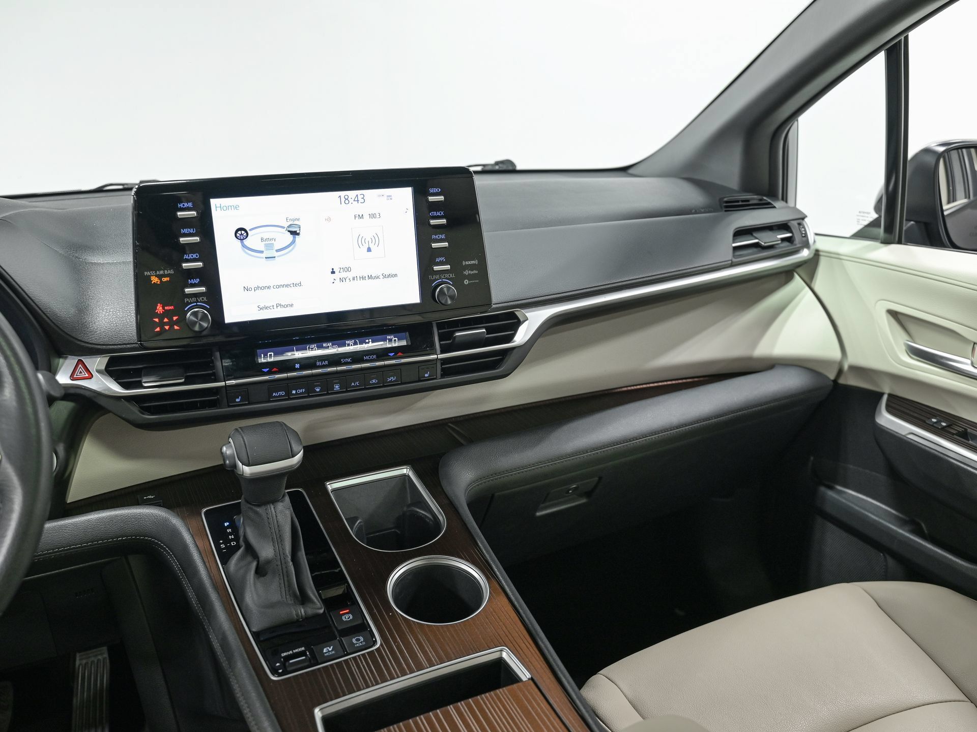 Used 2024 Toyota Sienna XLE FWD image 28