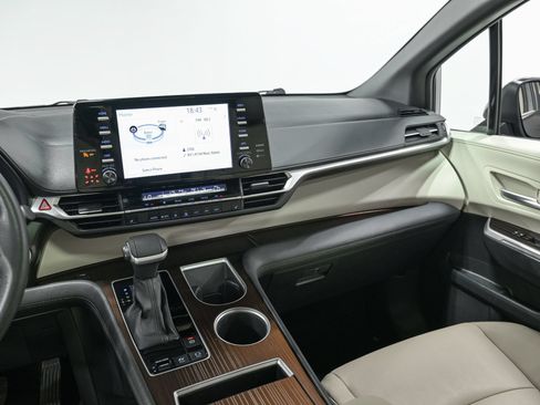 Used 2024 Toyota Sienna XLE FWD image 28