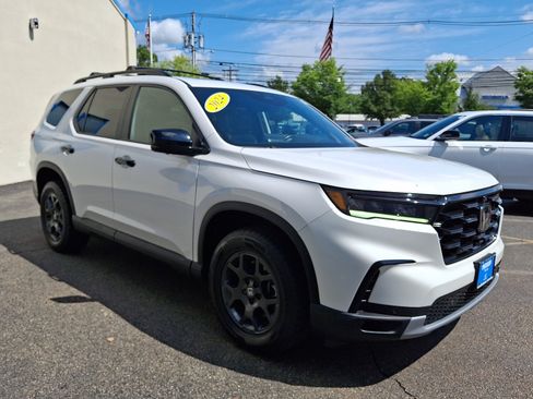 Used 2024 Honda Pilot TrailSport image 3